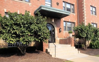 769 Shady Drive East 1 Bed Apartment for Rent Photo Gallery 1